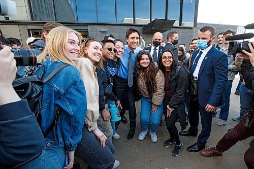 Mike Deal / Winnipeg Free Press
Prime Minister Justin Trudeau makes time to meet with students after announcing Budget 2023 measures to help build a clean economy during a visit with engineering students at the UofM Wednesday morning.
230412 - Wednesday, April 12, 2023.