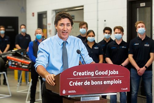 Mike Deal / Winnipeg Free Press
Prime Minister Justin Trudeau announces Budget 2023 measures to help build a clean economy during a visit with engineering students at the UofM Wednesday morning.
230412 - Wednesday, April 12, 2023.