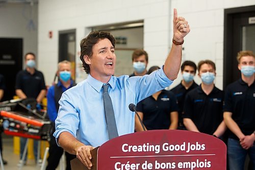 Mike Deal / Winnipeg Free Press
Prime Minister Justin Trudeau announces Budget 2023 measures to help build a clean economy during a visit with engineering students at the UofM Wednesday morning.
230412 - Wednesday, April 12, 2023.