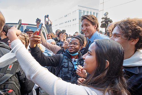 Mike Deal / Winnipeg Free Press
Prime Minister Justin Trudeau makes time to meet with students after announcing Budget 2023 measures to help build a clean economy during a visit with engineering students at the UofM Wednesday morning.
230412 - Wednesday, April 12, 2023.