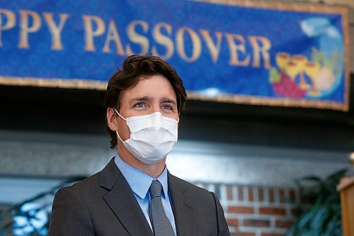 Mike Deal / Winnipeg Free Press
Prime Minister Justin Trudeau talks to residents and staff during a Passover event at The Saul and Claribel Simkin Centre, 1 Falcon Ridge Drive, Wednesday afternoon.
230412 - Wednesday, April 12, 2023.