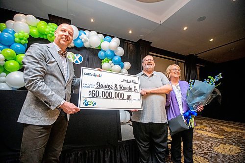 MIKAELA MACKENZIE / WINNIPEG FREE PRESS

Kurt Janzen, general manager of commercial gaming at Manitoba Liquor &amp; Lotteries (left), presents Randy and Janice Glays with their $60 million LOTTO MAX novelty cheque at the Fairmont in Winnipeg on Friday, April 14, 2023. For Malak story.

Winnipeg Free Press 2023.