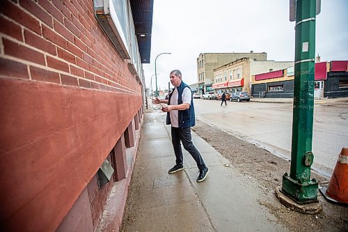 MIKAELA MACKENZIE / WINNIPEG FREE PRESS

Rich Hildebrand, director of sales at Canadian Footwear, points out where graffiti has been painted over on William Avenue downtown in Winnipeg on Friday, April 14, 2023. For Joyanne story.

Winnipeg Free Press 2023.