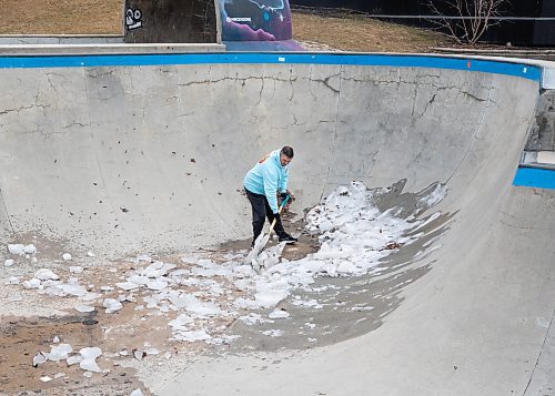 JESSICA LEE / WINNIPEG FREE PRESS

Kevin Sterzuk, an avid user of the park, shovels out the ice at the skate park at The Forks on April 15, 2023.

Stand up