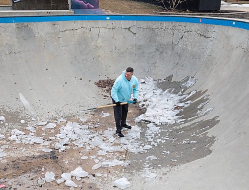 JESSICA LEE / WINNIPEG FREE PRESS

Kevin Sterzuk, an avid user of the park, shovels out the ice at the skate park at The Forks on April 15, 2023.

Stand up