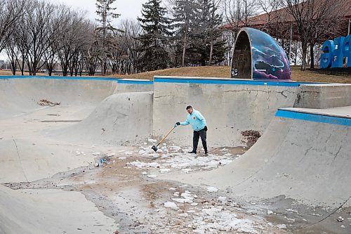 JESSICA LEE / WINNIPEG FREE PRESS

Kevin Sterzuk, an avid user of the park, shovels out the ice at the skate park at The Forks on April 15, 2023.

Stand up