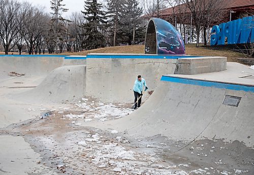 JESSICA LEE / WINNIPEG FREE PRESS

Kevin Sterzuk, an avid user of the park, shovels out the ice at the skate park at The Forks on April 15, 2023.

Stand up