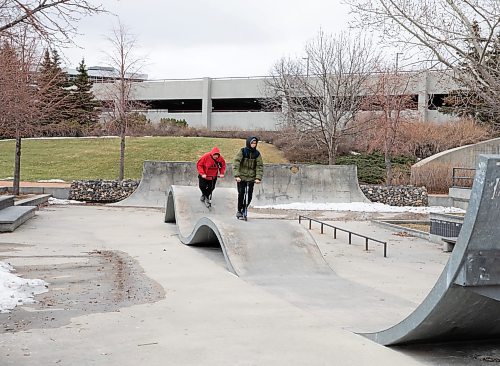 JESSICA LEE / WINNIPEG FREE PRESS
Alexander Watson (in red) and Nigel Fosseneuve are photographed at the skate park at The Forks on April 15, 2023.
Stand up
