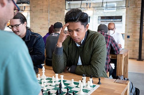 JESSICA LEE / WINNIPEG FREE PRESS

Aldrin Destacamento (centre), ponders his move during a chess game against Erik Zelmer at The Forks on April 15, 2023. A small gathering of a dozen members in a chess club meets every Saturday afternoon at The Forks to play chess.

Stand up