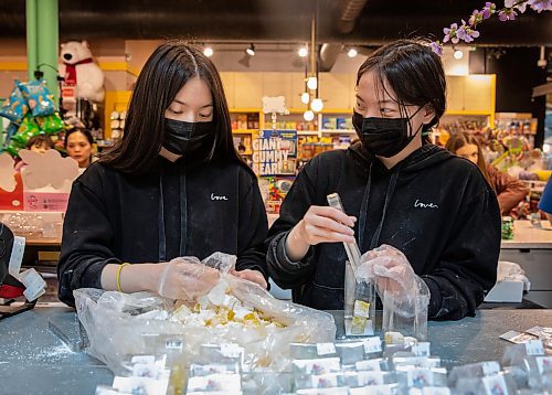 JESSICA LEE / WINNIPEG FREE PRESS

Twins Melissa (left) and Melinda Khov, 16, break up Turkish Delight and pack it into packages at the candy store they work at, at The Forks on April 15, 2023.

Stand up