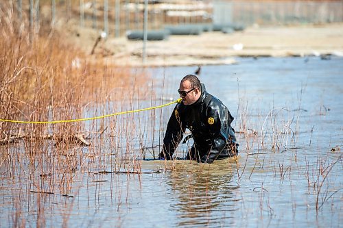 MIKAELA MACKENZIE / WINNIPEG FREE PRESS

Police search the river banks near the Alexander docks in Winnipeg on Monday, April 17, 2023. For Chris Kitching story.

Winnipeg Free Press 2023.