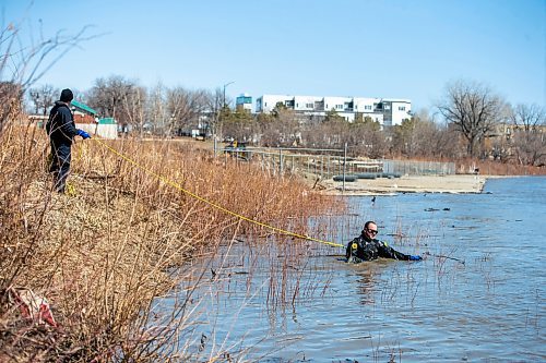 MIKAELA MACKENZIE / WINNIPEG FREE PRESS

Police search the river banks near the Alexander docks in Winnipeg on Monday, April 17, 2023. For Chris Kitching story.

Winnipeg Free Press 2023.