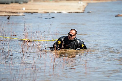 MIKAELA MACKENZIE / WINNIPEG FREE PRESS

Police search the river banks near the Alexander docks in Winnipeg on Monday, April 17, 2023. For Chris Kitching story.

Winnipeg Free Press 2023.