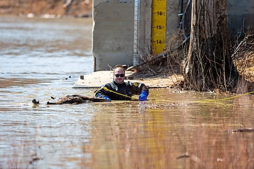 MIKAELA MACKENZIE / WINNIPEG FREE PRESS

Police search the river banks near the Alexander docks in Winnipeg on Monday, April 17, 2023. For Chris Kitching story.

Winnipeg Free Press 2023.