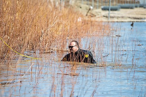 MIKAELA MACKENZIE / WINNIPEG FREE PRESS

Police search the river banks near the Alexander docks in Winnipeg on Monday, April 17, 2023. For Chris Kitching story.

Winnipeg Free Press 2023.