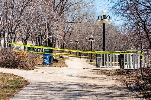 MIKAELA MACKENZIE / WINNIPEG FREE PRESS

Police investigate a scene at Waterfront Drive and George Avenue in Winnipeg on Monday, April 17, 2023. For Chris Kitching story.

Winnipeg Free Press 2023.