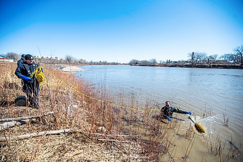 MIKAELA MACKENZIE / WINNIPEG FREE PRESS

Police search the river banks near the Alexander docks in Winnipeg on Monday, April 17, 2023. For Chris Kitching story.

Winnipeg Free Press 2023.