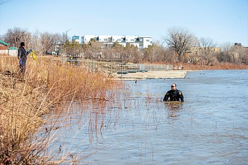 MIKAELA MACKENZIE / WINNIPEG FREE PRESS

Police search the river banks near the Alexander docks in Winnipeg on Monday, April 17, 2023. For Chris Kitching story.

Winnipeg Free Press 2023.