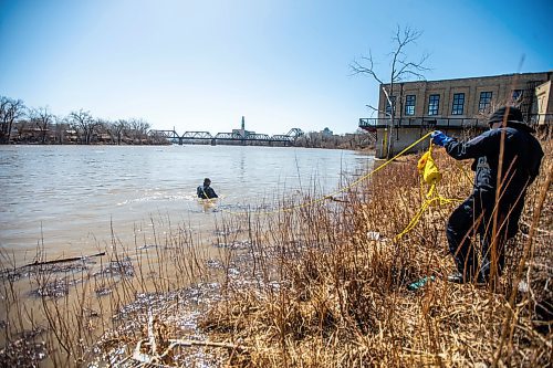 MIKAELA MACKENZIE / WINNIPEG FREE PRESS

Police search the river banks near the Alexander docks in Winnipeg on Monday, April 17, 2023. For Chris Kitching story.

Winnipeg Free Press 2023.