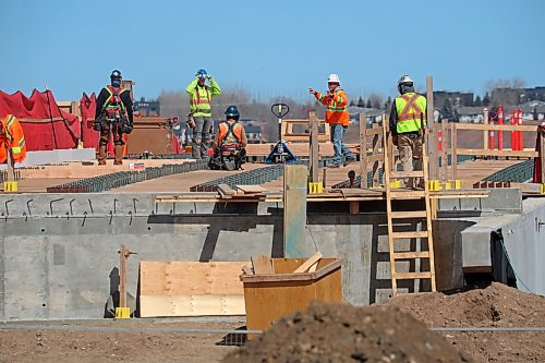 17042023
Work continues on the Daly Overpass expansion in Brandon on Monday.
(Tim Smith/The Brandon Sun)