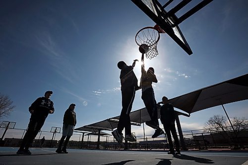 17042023
Kids play basketball at the Jumpstart Court on Maryland Avenue in Brandon on a warm and sunny Monday afternoon. 
(Tim Smith/The Brandon Sun)