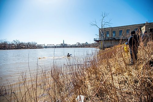 MIKAELA MACKENZIE / WINNIPEG FREE PRESS

Police search the river banks near the Alexander docks in Winnipeg on Monday, April 17, 2023. For Chris Kitching story.

Winnipeg Free Press 2023.