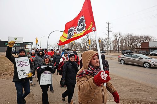 Members of the Public Service Alliance of Canada picket along Richmond Avenue in Brandon near the Service Canada building during the first day of their strike on a cold Wednesday morning. (Tim Smith/The Brandon Sun)