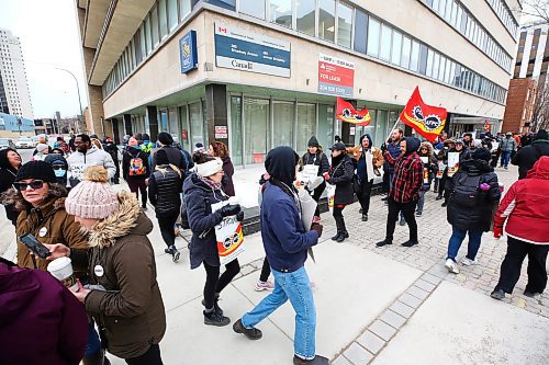 MIKE DEAL / WINNIPEG FREE PRESS
Members of the Public Service Alliance of Canada, Canada&#x2019;s largest federal public-service union (around 155,000 federal public servants) walked off the job this morning. There were dozens of picketers picket line at 280 Broadway Wednesday morning. 
230419 - Wednesday, April 19, 2023. 