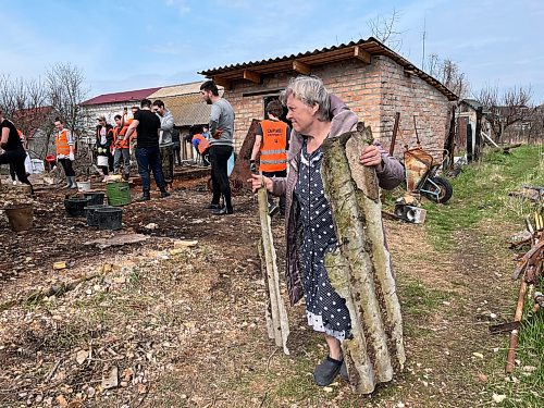 Melissa Martin / Winnipeg Free Press

Nataliya Sheynich cleans up debris around her home in the Kyiv region, as volunteers with Brave to Rebuild work on tearing down and removing rubble of buildings destroyed last year by shelling. 

