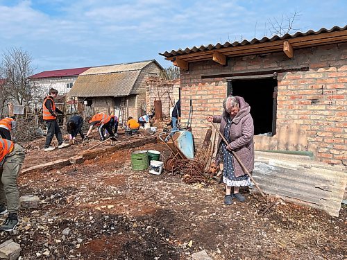 Melissa Martin / Winnipeg Free Press

Nataliya Sheynich cleans up debris around her home in the Kyiv region, as volunteers with Brave to Rebuild work on tearing down and removing rubble of buildings destroyed last year by shelling. 

