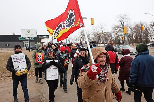 19042023
Public Service Alliance of Canada union members picket along Richmond Avenue in Brandon near the Brandon Service Canada Centre during the first day of their strike on a cold Wednesday morning. PSAC is the largest federal public-service union in Canada with over 150,000 members.
(Tim Smith/The Brandon Sun)