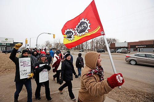 19042023
Public Service Alliance of Canada union members picket along Richmond Avenue in Brandon near the Brandon Service Canada Centre during the first day of their strike on a cold Wednesday morning. PSAC is the largest federal public-service union in Canada with over 150,000 members.
(Tim Smith/The Brandon Sun)