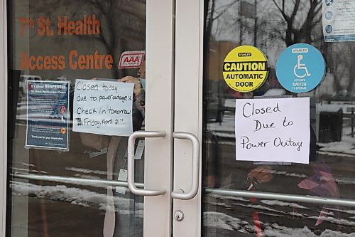After losing power on Thursday morning, members of the 7th Street Health Access Clinic put up signs on the front door communicating to patients that the building will be closed until at least Friday. (Kyle Darbyson/The Brandon Sun)
