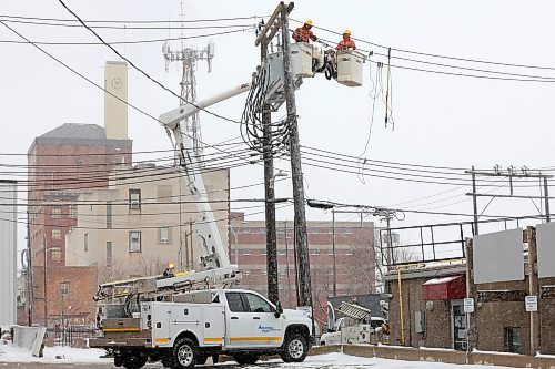 20042023
Manitoba Hydro workers work on power lines and transformers in downtown Brandon during a power outage on Thursday that left a portion of downtown Brandon without power for much of the day.
(Tim Smith/The Brandon Sun)