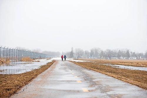 MIKAELA MACKENZIE / WINNIPEG FREE PRESS

Janice Mathewman (left) and Susan Rooney brave the blustery, snowy weather to go for a walk south of the airport in Winnipeg on Thursday, April 20, 2023. Standup.

Winnipeg Free Press 2023.