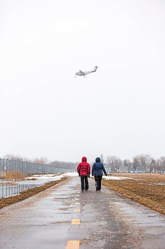 MIKAELA MACKENZIE / WINNIPEG FREE PRESS

Janice Mathewman (left) and Susan Rooney brave the blustery, snowy weather to go for a walk south of the airport in Winnipeg on Thursday, April 20, 2023. Standup.

Winnipeg Free Press 2023.