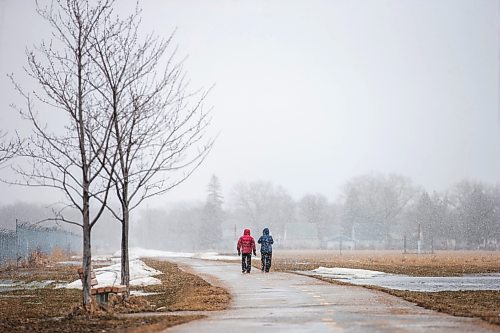 MIKAELA MACKENZIE / WINNIPEG FREE PRESS

Janice Mathewman (left) and Susan Rooney brave the blustery, snowy weather to go for a walk south of the airport in Winnipeg on Thursday, April 20, 2023. Standup.

Winnipeg Free Press 2023.