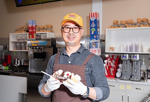 JESSICA LEE / WINNIPEG FREE PRESS

Dewinter Xu, owner of Banana Boat, holds a banana boat ice cream on April 20, 2023 at his store.

Reporter: Dave Sanderson