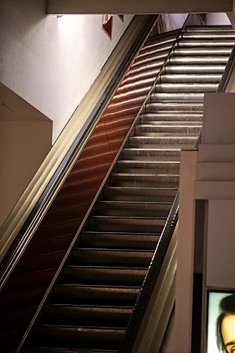 MIKAELA MACKENZIE / WINNIPEG FREE PRESS

The escalators on the main floor at The Bay, now empty and shuttered before being renovated by the Southern Chiefs' Organization, in Winnipeg on Friday, April 21, 2023.

Winnipeg Free Press 2023.