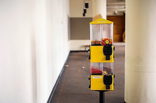 MIKAELA MACKENZIE / WINNIPEG FREE PRESS

A gumball machine on the sixth floor of The Bay, now empty and shuttered before being renovated by the Southern Chiefs' Organization, in Winnipeg on Friday, April 21, 2023.

Winnipeg Free Press 2023.