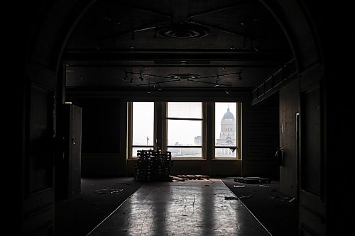 MIKAELA MACKENZIE / WINNIPEG FREE PRESS

The view of the Legislative Building from the fifth floor of The Bay, now empty and shuttered before being renovated by the Southern Chiefs' Organization, in Winnipeg on Friday, April 21, 2023.

Winnipeg Free Press 2023.