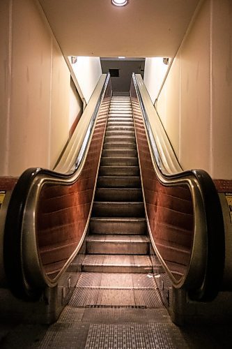 MIKAELA MACKENZIE / WINNIPEG FREE PRESS

An escalator on the fourth floor of The Bay, empty and shuttered before being renovated by the Southern Chiefs' Organization, in Winnipeg on Friday, April 21, 2023.

Winnipeg Free Press 2023.