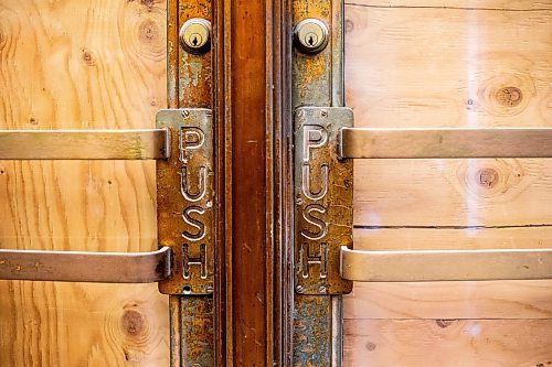 MIKAELA MACKENZIE / WINNIPEG FREE PRESS

The Memorial Avenue entrance door handles at The Bay, now empty and shuttered before being renovated by the Southern Chiefs' Organization, in Winnipeg on Friday, April 21, 2023.

Winnipeg Free Press 2023.