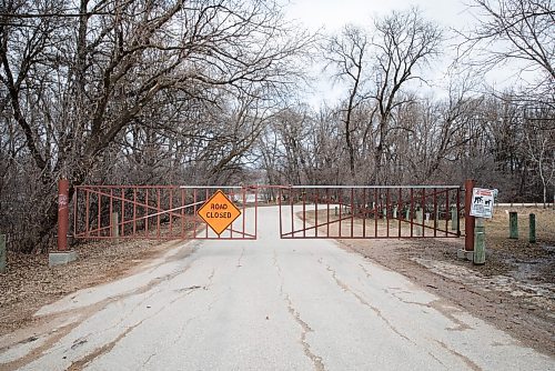 JESSICA LEE / WINNIPEG FREE PRESS

The Crescent Drive Park entrance is photographed April 21, 2023. Parts of the park appear to be flooded and the entrance has been closed off.

Stand up?