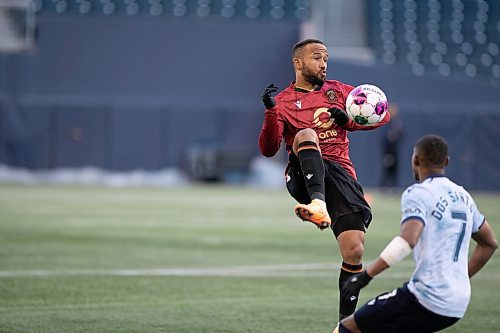 BROOK JONES / WINNIPEG FREE PRESS
Valour FC played to a 1-1 draw against Athl&#xe9;tico Ottawa at IG Field in Winnipeg, Man., Saturday, April 22, 2023. Pictured: Valour FC Defender Andy Baquero Ruiz goes up for the soccer ball during second half action.