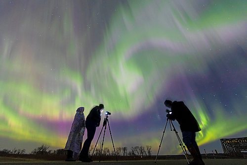 24042023
Photographers capture images of the northern lights as they dance across the sky above Highway 250 north of Alexander early Monday morning. 
(Tim Smith/The Brandon Sun)