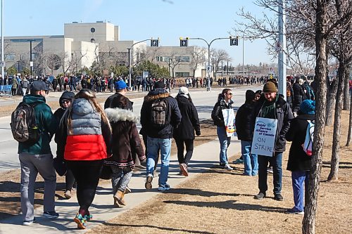 MIKE DEAL / WINNIPEG FREE PRESS
Hundreds of Public Service Alliance of Canada members walk the picket line outside the Canada Revenue Agency building at 66 Stapon Road, Tuesday morning. 
230425 - Tuesday, April 25, 2023