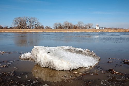 25042023
Ice clings to the shore of the swollen Assiniboine River in Brandon on a warm Tuesday. (Tim Smith/The Brandon Sun)