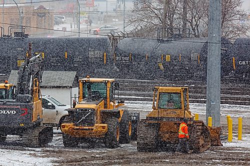 Mike Deal / Winnipeg Free Press
Crews from the WFPS and CP Rail attend a train derailment at the McPhillips Street underpass Friday morning. McPhillips Street will be closed for most of the day. 
230421 - Friday, April 21, 2023.