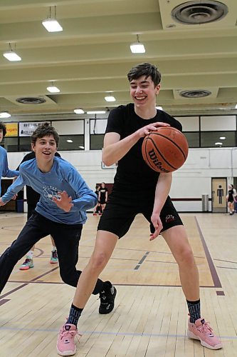 Carberry's Carsen Unrau, right, shown dribbling while his younger brother Owen defends, has committed to the Lakehead University Thunderwolves for the 2023-24 Ontario University Athletics men's basketball season. (Thomas Friesen/The Brandon Sun)
